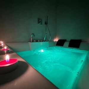 Zimmer mit Kingsize-Bett